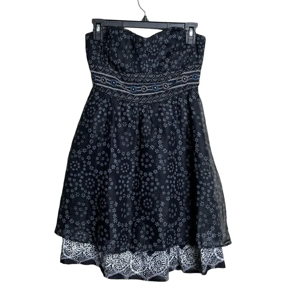 blue dress winter Light Wonderland – Crystal and Taylor Color:Black w/ Red Black_Swan_Costume elevating this dress beyond white dresser black knobs